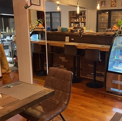 料理の美味しさを引き立てるテーブル席は、落ち着いた照明と心地よい距離感が魅力。ゆったりと座れる空間が、料理の香りや味わいをより深く感じさせ、特別な時間を自然と演出します。大切な食事をより豊かに楽しめる席です。