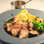 オーストラリア産サーロインのグリルは肉の旨みが凝縮された一品！ジューシーで柔らかな食感◎