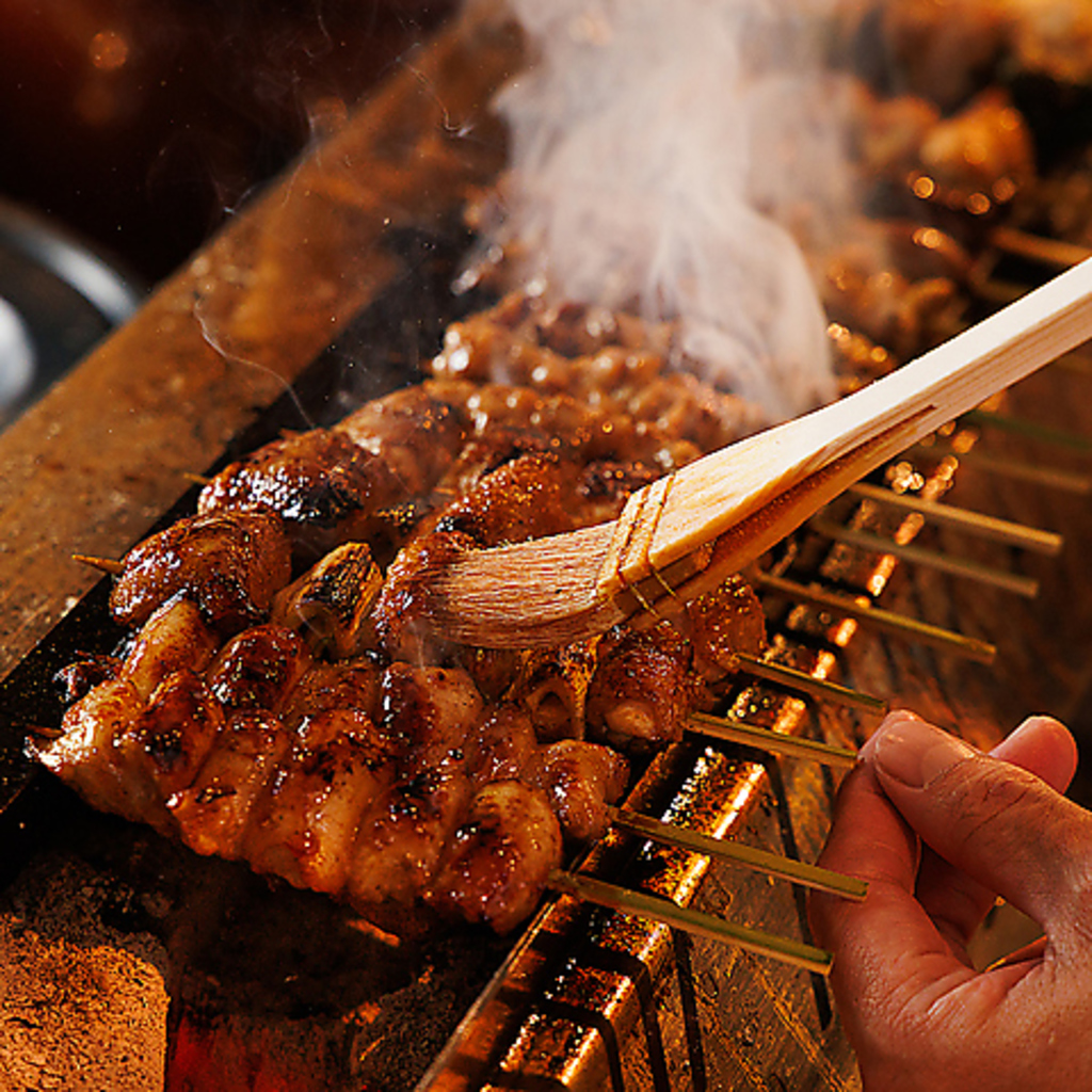 備長炭で香ばしく焼き上げる地鶏焼鳥は当店の名物。