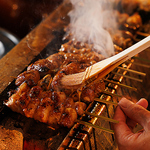 備長炭で香ばしく焼き上げる地鶏焼鳥は当店の名物。