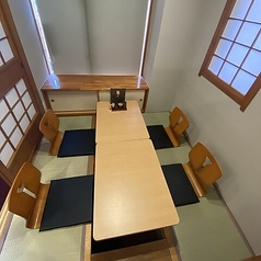 会社でのご宴会や、同窓会にぴったりの10名様個室。足を伸ばして寛げる掘りごたつ式で、老若男女問わず快適にお過ごしいただけます。サプライズやお祝いの席にもピッタリ♪
