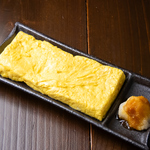 当店おすすめの「だし巻き玉子」680円(税込)ふんわり食感が特徴◎シンプルですが奥深い味わいです。