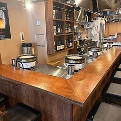 お1人でも気軽にご利用いただけるカウンター席あり！活気のある店内は温かい雰囲気で、お1人様や女性も入りやすい空間に◎