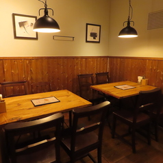 ゆったりとしたテーブル席は、友人同士のランチやディナー、家族での食事にぴったり。週末の集まりや、仕事帰りのカジュアルな飲み会、ちょっとしたお祝いにもおすすめです。中目黒の落ち着いた街並みを感じながら、こだわりの素材で作るバーガーを囲んで、笑顔あふれる時間をお過ごしください。