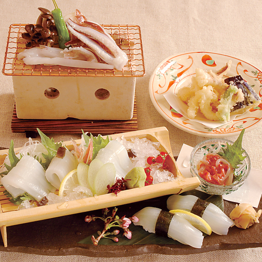 季節ごとの旬の食材を贅沢に使用したお料理♪目でも舌でも楽しめる、彩り豊かな一皿に仕上げてます！