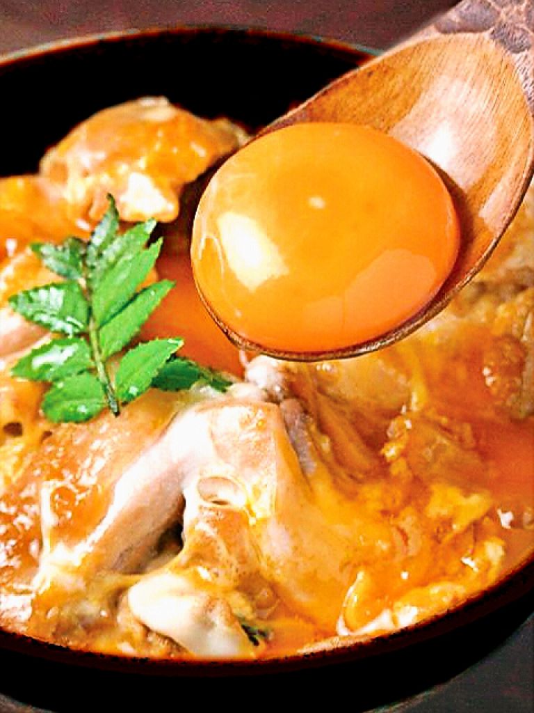 名古屋コーチンをふんだんに使った名物親子丼。その濃厚さに驚きます！