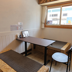 心地の良い時間が流れる店内では、女子会の開催も大歓迎！ぜひ4名掛けの小上がり席でお楽しみください♪マラウイ産のコーヒーやマンゴーラッシーなど、女性に嬉しいお飲み物も多数！