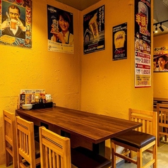 【テーブル席2～6名様】親しい友人といつもと違う雰囲気を楽しみませんか♪仕事帰りやショッピングの後に、気軽に立ち寄れる空間が魅力的です！美味しい飲み放題メニューも充実しており、各種宴会にも最適です。大切な人との特別な時間を演出する、居心地の良いテーブル席でお待ちしております！