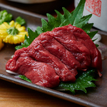 熊本直送の新鮮馬刺しを三種盛りで贅沢に食べ比べ。