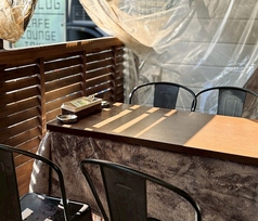 気持ちの良いプライベートテラスもございます。新宿の喧騒を忘れられる、不思議な雰囲気が魅力のカフェ＆ダイニングバーです。