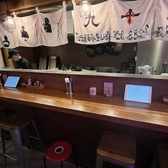 厨房前のカウンター席
