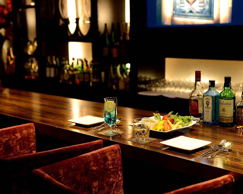 まるで映画のワンシーンのような落着いたバーカウンターで二人の距離が縮まる…大人デートに♪