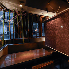 銀座や日本橋にひっそりと佇む隠れ家のような空間。都会の喧騒を忘れ、テーブル席での食事は心を豊かにし、すだれ席では柔らかな光を浴びながらリラックスできます。大人のためにデザインされた上質な環境で、ゆったりとした時間を味わってみてはいかがでしょうか。特別なひとときを提供する、贅沢な空間がここにあります。