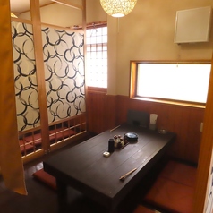 落ち着いた雰囲気の半個室座敷席をご用意しており、プライベート感を大切にしながら、楽しいひとときをお過ごしいただけます。