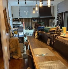 どんなシーンにもぴったりなカウンター席は、一人で静かに過ごしたい時も、誰かと語り合いたい時も心地よく寄り添う空間。程よい距離感と落ち着いた雰囲気が、料理やお酒の美味しさをより深く引き立て、自然と長居したくなる特別な時間を生み出します。