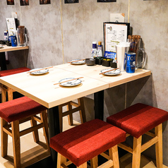 様々なシチュエーションで利用できるテーブル席。当店自慢の海鮮料理の数々を心行くまでお楽しみ下さいませ。