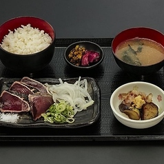 名物！鰹の藁焼きたたきと鯛めし定食の贅沢ランチ