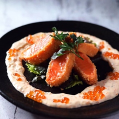 ◇新メニューも！◇ サーモンのレアカツは人気急上昇中!の写真