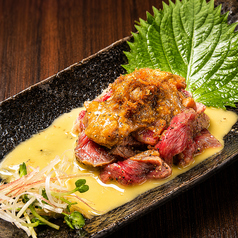 合法ユッケ(山椒と肉味噌卵黄ソース添え)