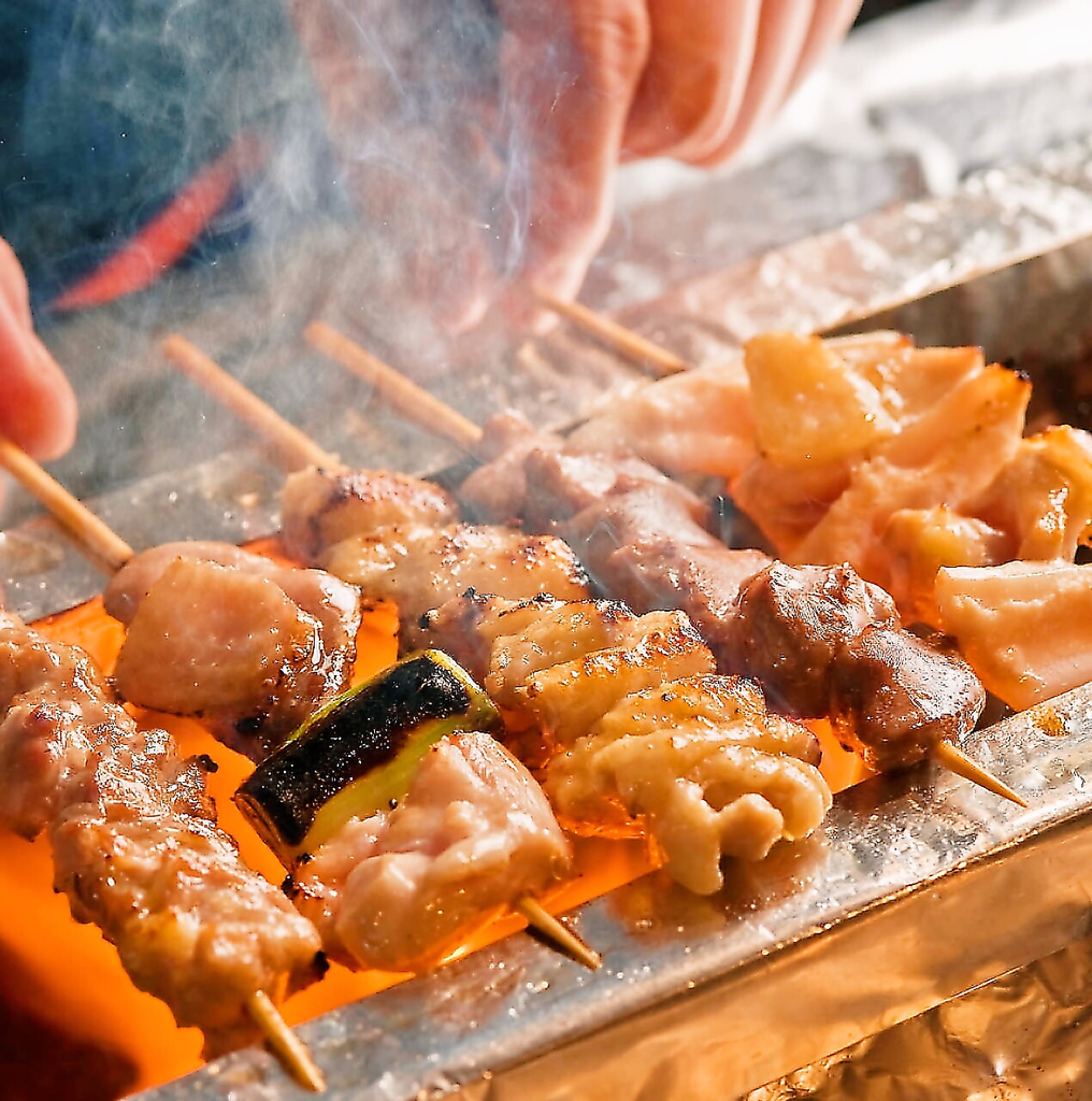 炭火でじっくり焼き上げ旨味をギュッと閉じ込めた【国産鶏の炭火焼】塩・タレお好みをお選び下さい！
