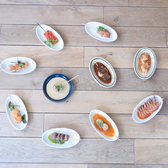 フレンチの料理人が炭火でじっくり焼いた串はどれも絶品♪290円(税込)からお手頃価格でご用意しております。『ブラウン海老の豚バラ巻き串』・『サルシッチャ串』・『豚ホホ串』など！