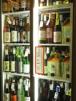 日本酒、ワイン専用冷蔵庫も、どんどん開けて、選んで！