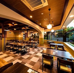 広々とした店内には、ゆったり寛げるテーブル席やカウンター席を含め、全59席をご用意しております♪大人数での団体利用から、お一人様でのカジュアルな食事まで、幅広いシーンに対応可能です◎開放的な空間で、当店の自慢の料理を心ゆくまでお楽しみください!ランチメニューも豊富なのでぜひご利用ください。