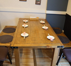 4名掛けテーブル席を2席ご用意しています！ご家族でのお食事や仕事帰りに急に決まった飲み会などでご利用いただけます！またこちらの4名掛けのテーブル席は補助椅子をご用意することが可能で、最大6名でご利用いただくことができます！少人数から中規模の飲み会まで対応している当店への来店をお待ちしております！