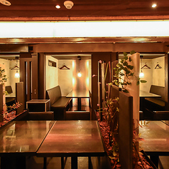 少人数から団体まで対応可能な完全個室や半個室を完備。大切な人との記念日や接待に最適な空間で、ゆったりと食事を楽しめます。特別なコースプランやデザートプレートもご用意し、誕生日のお祝いにもぴったり。さらに、団体の貸切はもちろん、少人数での貸切にも柔軟に対応していますので、お気軽にご相談ください。