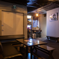 豊富なお酒が揃うおしゃれなテーブル席で、特別なひとときを過ごしませんか？2名から8名までのグループに対応可能で、友人や同僚との集まりにもぴったり。落ち着いた雰囲気の中で、心地よい会話と共に多彩なお酒を楽しむことができます。素敵な時間をお過ごしください。お酒好きにはたまらない空間が広がっています。