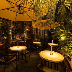 夜は柔らかなライトアップに包まれ、幻想的なムードが漂うテラス席です◎都会の喧騒を忘れ、まるで南国リゾートに来たかのような開放的な空気感を感じられます◎異国情緒あふれる雰囲気は、ロマンチックなデートや、おしゃれな女子会にぴったりの空間です！美味しい料理とお酒と共に、特別な夜をお過ごしくださいね♪