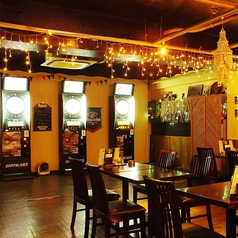 テーブル席は様々なシーンに合わせてレイアウト変更可能