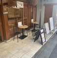 天気が良い日は外でも気持ち良くお食事ができます。2名掛けの席が2席ございます。
