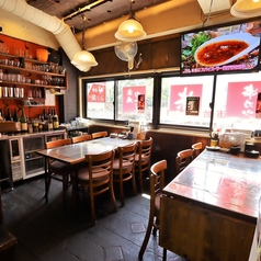 テーブルでごゆっくりお過ごしください