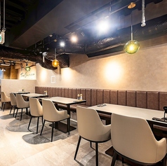 非日常感を演出する、洗練された空間。 都会的でモダンな店内に、シックなブラウンのソファとベージュのチェアを配置。照明の温かみが心地よい、落ち着いた雰囲気です。友人との食事からデートまで、幅広いシーンで本格シュラスコをお楽しみいただけます。