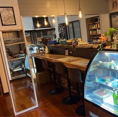 料理が生まれる瞬間を間近で感じられる特等席。シェフの手仕事や香りが五感を刺激し、一皿への期待が高まります。ライブ感あふれる空間で、食事の時間がより豊かで特別なひとときに変わります。