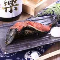 炭火でじっくりと焼き上げる。香ばしさが漂う炉端焼き