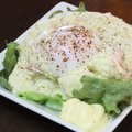 料理メニュー写真 ポテトサラダwith温卵