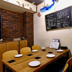 オープン席になりますが、どのお席に座られてもテレビをご視聴でき、YouTube、Netflix、Amazonプライムのサブスクからスポーツ観戦のできるDAZNもご視聴頂けます!楽しいお食事とお酒と共にゆったりして頂けることと思います!