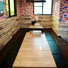 ゆったりお寛ぎいただける掘りごたつテーブルはお子様連れのお客様も安心◎ご家族での食事やママ会、女子会、少人数宴会など、シーンに合わせて使い勝手◎当店自慢の串かつやお酒をごゆっくりとご堪能ください♪