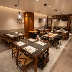 落ち着いた雰囲気の中でお食事を楽しめる広々とした席をご用意しております。テーブル席は、友人や仕事仲間との食事など、グループでの利用にも最適です。ゆったりとした空間で、気軽におしゃべりを楽しむことができるため、特別なひとときを過ごすのにぴったりです。