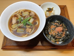 鶏ネギうどん定食900円(税込)シャケ高菜明太ご飯付