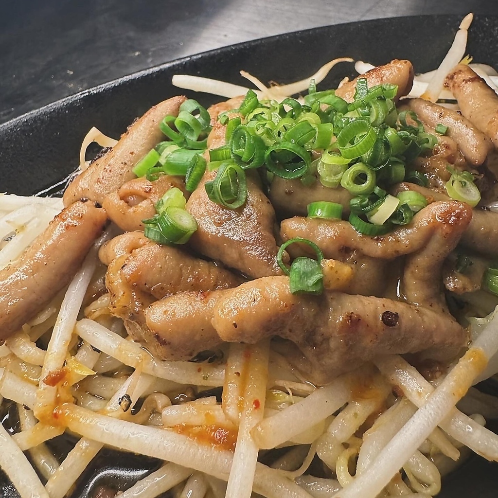 自家製の秘伝のタレでじっくり漬け込んだもつ焼きです！酒好きにはたまりません！