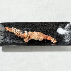 豚で巻かれて炭で焼かれた海老