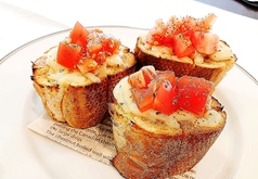 トマトとアンチョビバターのクロストーネ（3カット）