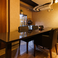 各種宴会にぴったりなテーブル席。モダンな和空間で寛げます。