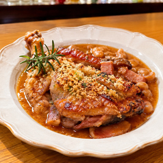 骨付き鴨もも肉コンフィとソーセージのカスレ