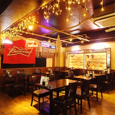 4名様テーブル×４、2名テーブル×２　