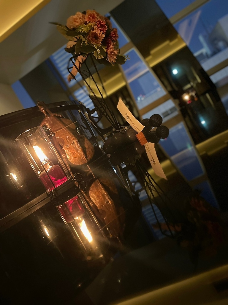 グランドピアノに合わせた特注席。最大１２名様まで収容可能です。