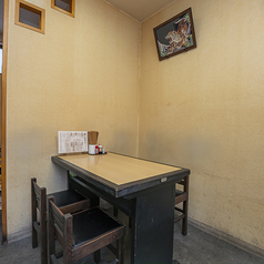 2名掛けテーブルを1席ご用意しております。仕事帰りの同僚とのお食事やご友人とのお食事にいかがでしょうか？